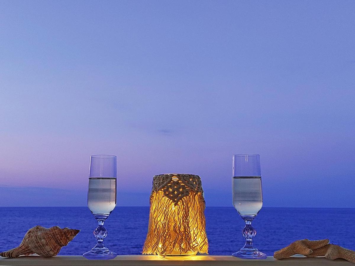 Amazing Beachfront Apartment In Hersonissos エクステリア 写真