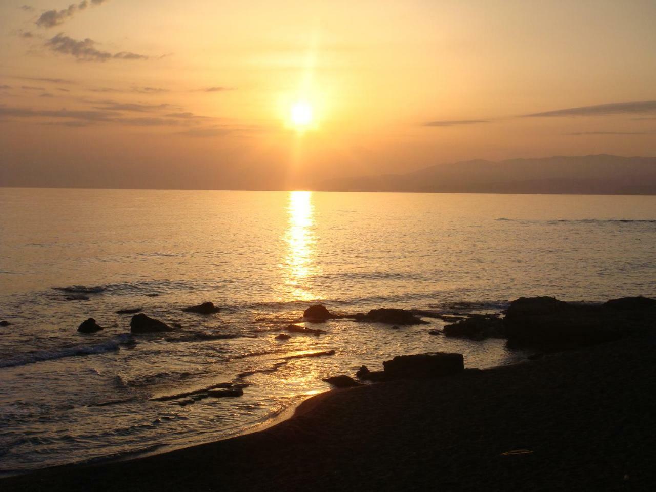 Amazing Beachfront Apartment In Hersonissos エクステリア 写真